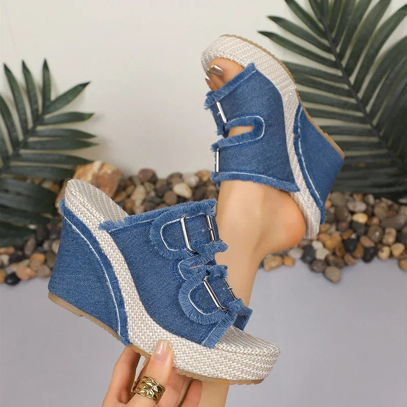Blaue Denim-Sandalen für verführerische Sommerabends