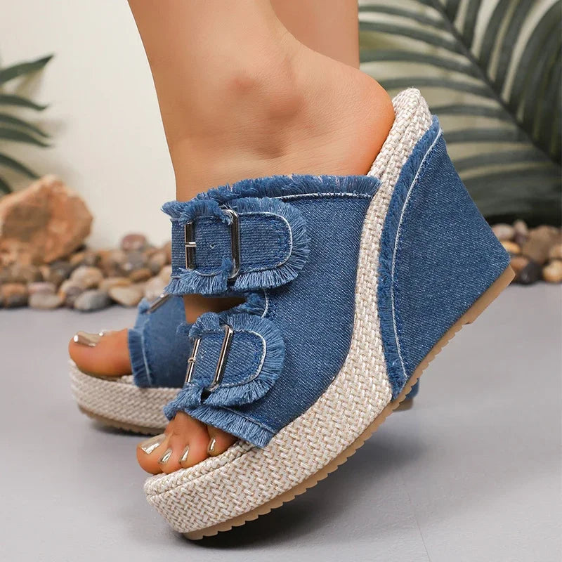 Blaue Denim-Sandalen für verführerische Sommerabends