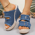 Blaue Denim-Sandalen für verführerische Sommerabends