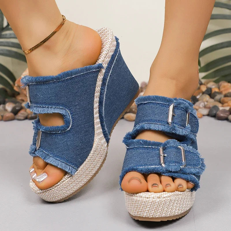 Blaue Denim-Sandalen für verführerische Sommerabends