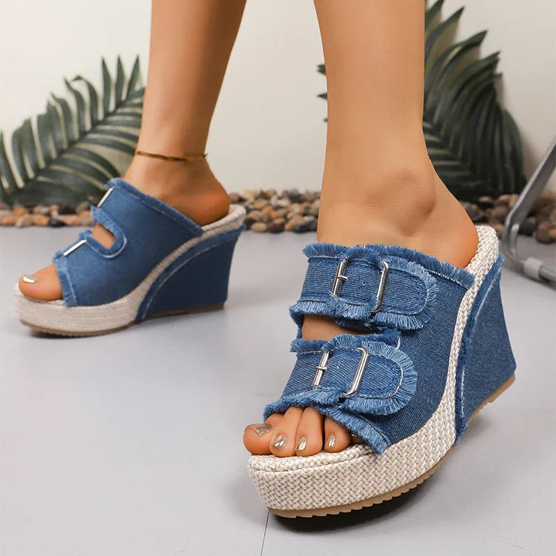 Blaue Denim-Sandalen für verführerische Sommerabends